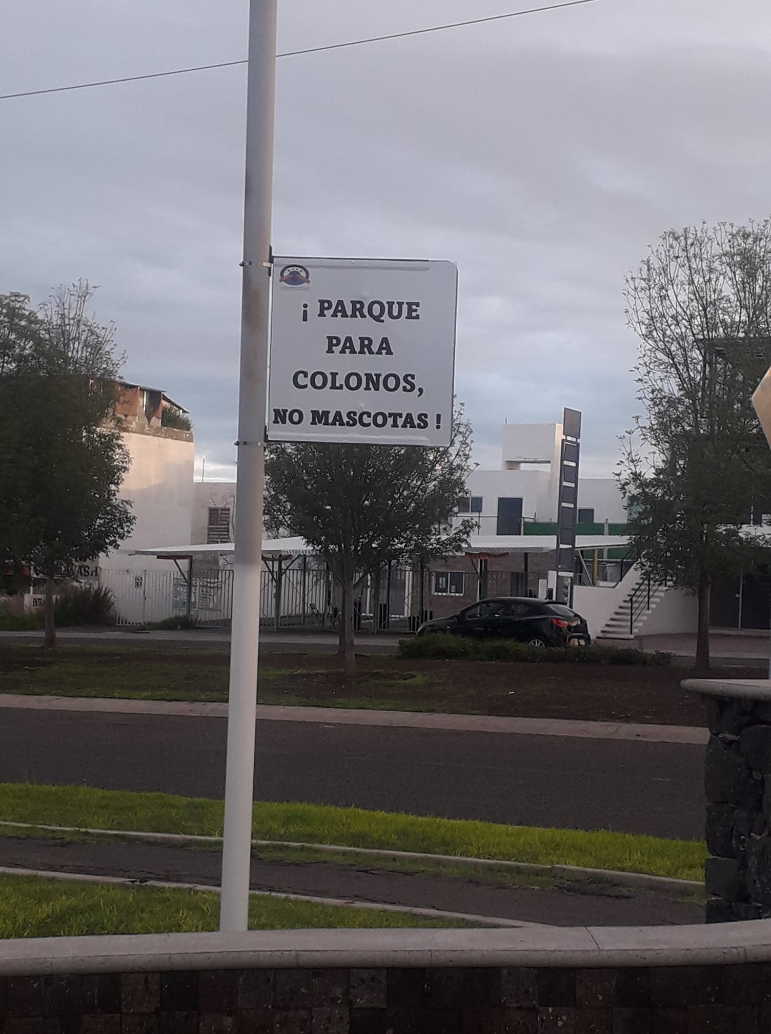 "Parque para colonos, no mascotas", dicen vecinos