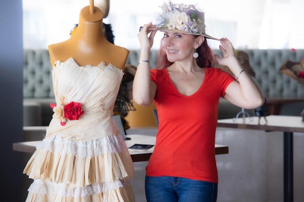 Convierte desechos naturales en obras de arte