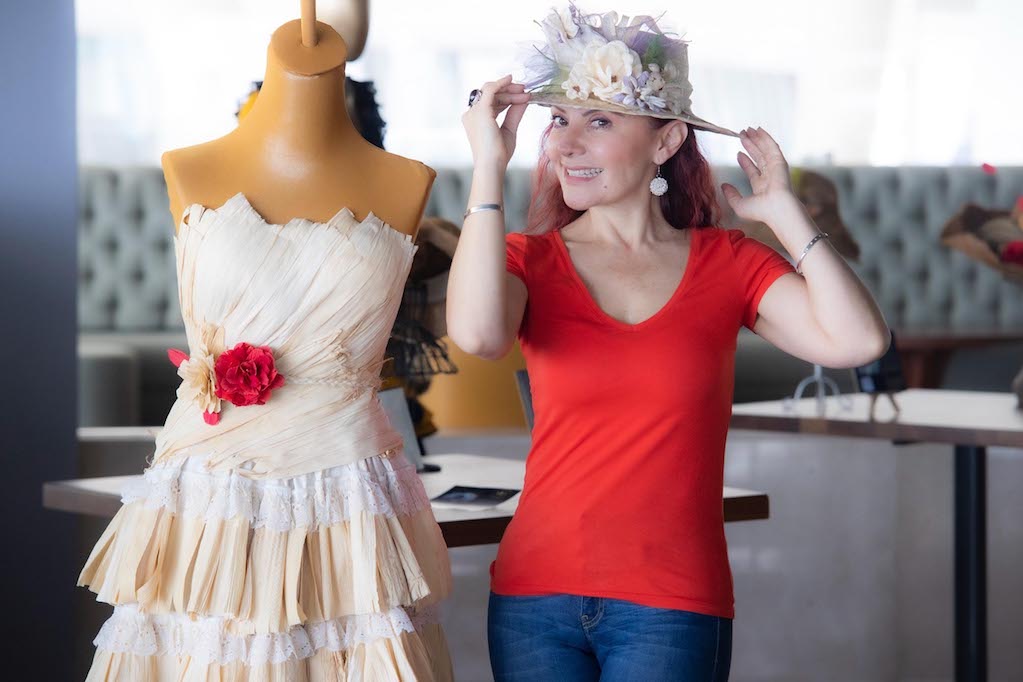 Convierte desechos naturales en obras de arte