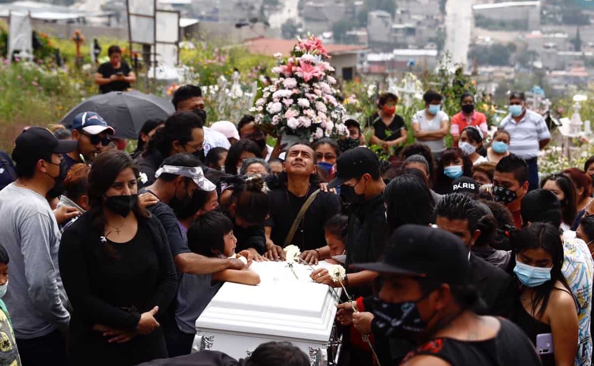 Con aplausos y porras despiden a Mía Mayrin, la pequeña que murió en derrumbe del Chiquihuite