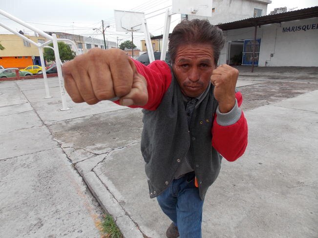 Miguel Breña afirmó que tras ser boxeador profesional y ganar buen dinero, el destino lo llevó al mercado de la colonia Casablanca, donde es franelero.
