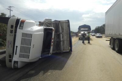Vuelca tráiler y colapsa carretera a Celaya 