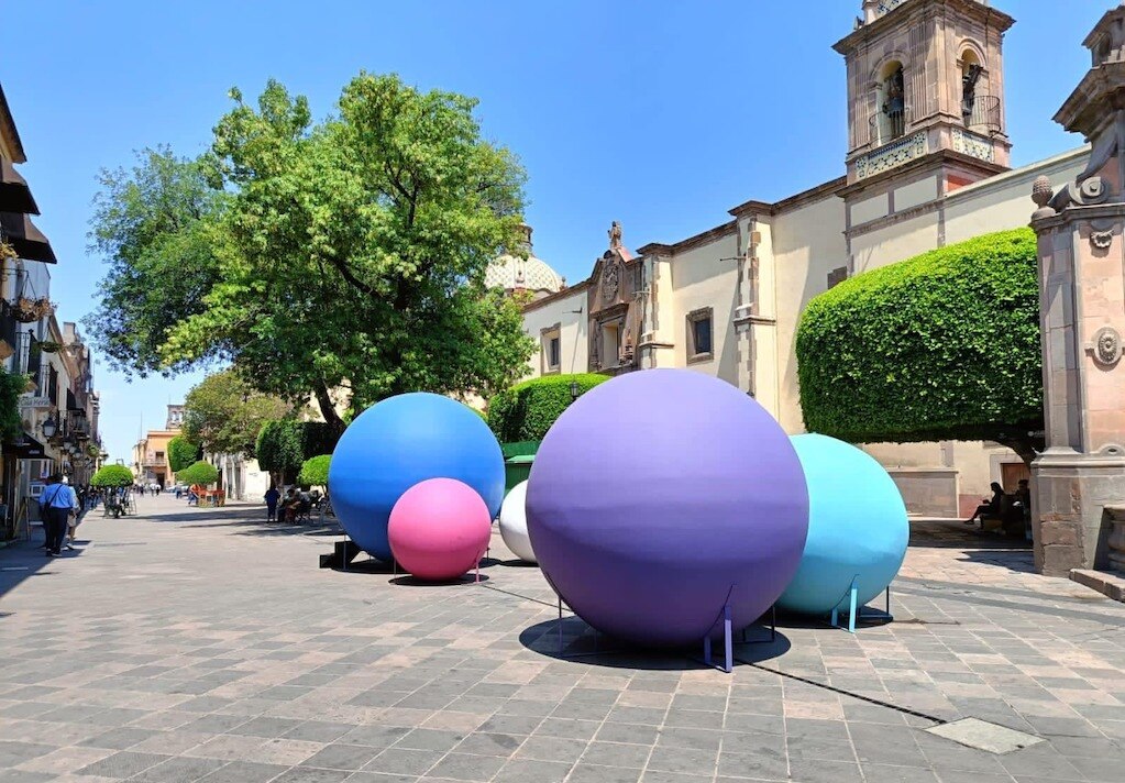 Vandalizan las esferas gigantes que se colocaron en el Centro Histórico de Querétaro