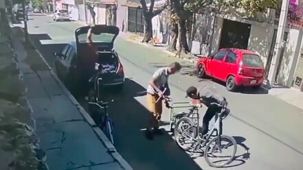 Captan video; sujetos abren auto y roban a plena luz del día en Querétaro 