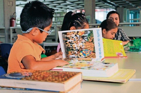 Donan 800 libros a hospital de SJR