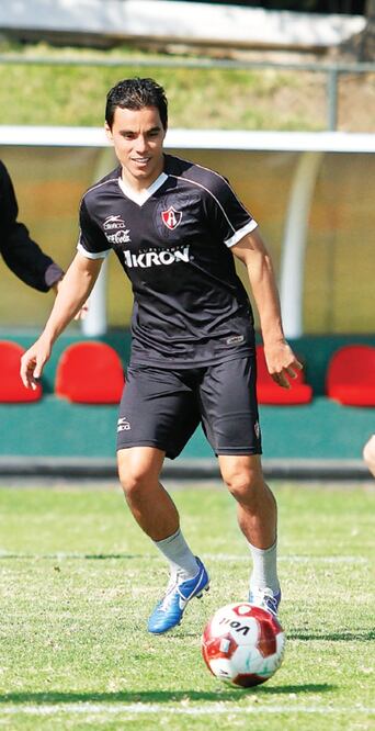 Omar Bravo le anota a las Chivas