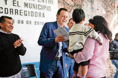 Kuri firma convenio para regularizar asentamientos