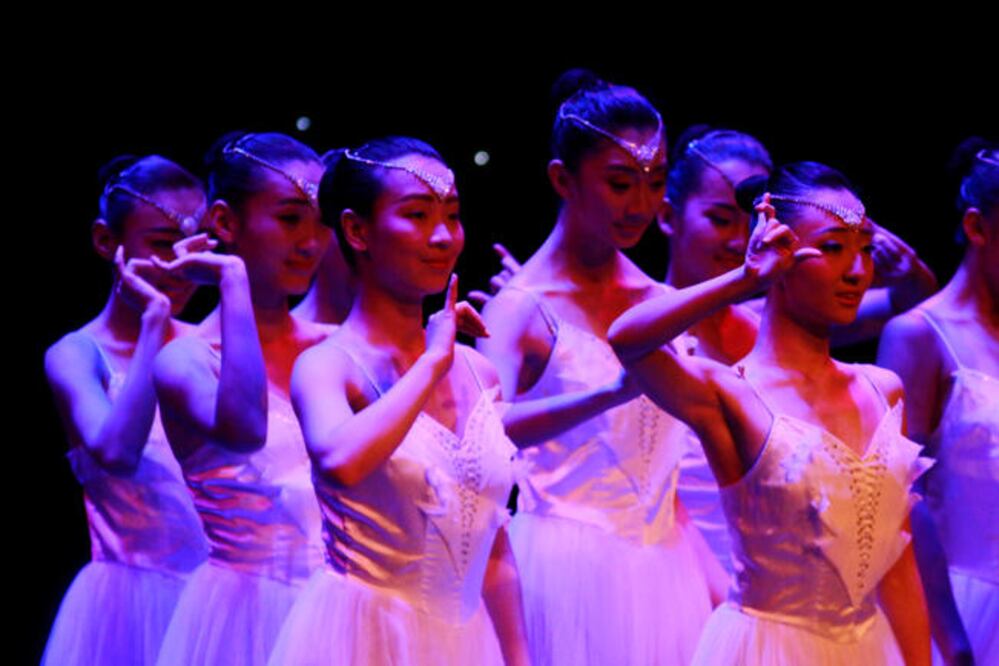 La puesta en escena incluye poema y baile en lenguaje de signos, así como danzas de ciegos y otras nuevas formas artísticas. (OBTURE PRESS)