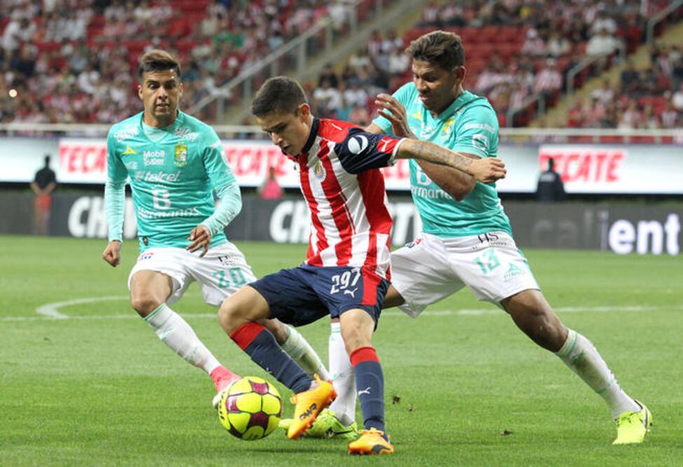 El juvenil Edson Torres tuvo doble marcación esmeralda. (ULISES RUIZ BASURTO. EFE)