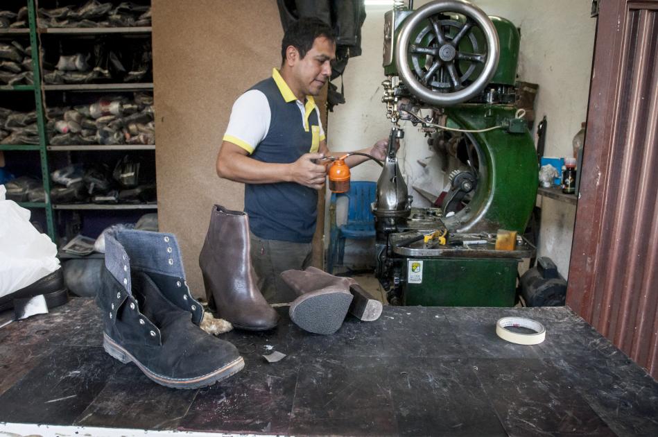 #NuestrasHistorias. Efraín mantiene vivo cada día el oficio de zapatero