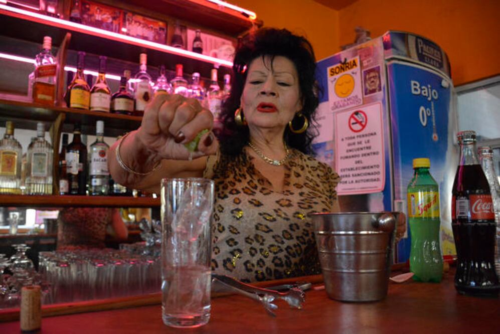 Paz Alaniz continúa con el legado que fundaron sus padres, conservando la esencia tradicional de la cantina y hasta brindando un toque bohemio (FOTOS: MARIO VALDÉS. EL UNIVERSAL)