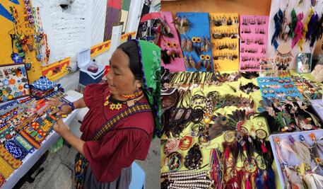 Tianguis del conchero, con todo para la danza