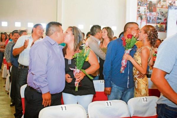 Celebran octava edición de bodas comunitarias