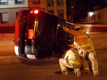 Vuelca camioneta en Los Arcos