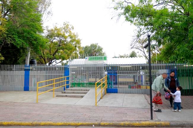 La menor de 9 años padecía una infección que causó una insuficiencia respiratoria y, por ende, un paro cardiaco. Murió el pasado miércoles en la primaria Vicente Guerrero , en el Centro Histórico de la capital. (CÉSAR GÓMEZ. EL UNIVERSAL)