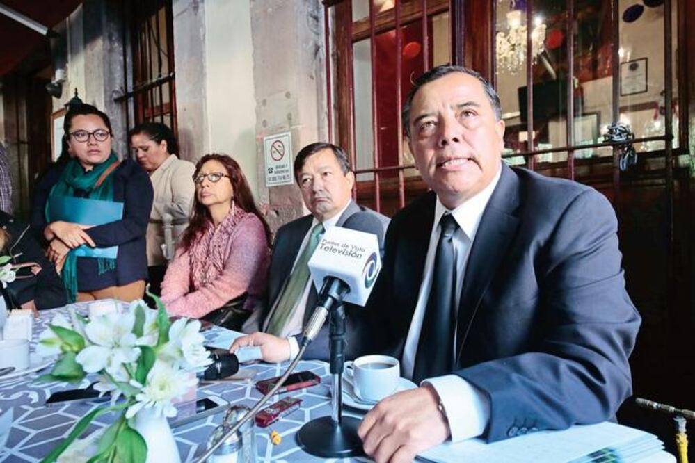 Saúl García Guerrero (derecha), quien ostenta el puesto de secretario general del SUPAUAQ, se dice confiado y descarta una posible victoria para el comité de Nuri Villaseñor Cuspinera (ARCHIVO EL UNIVERSAL)