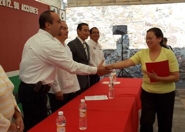 Benefician con viviendas a familias en Corregidora