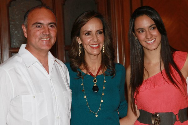 Recibe gobernador a reina electa de Navidad