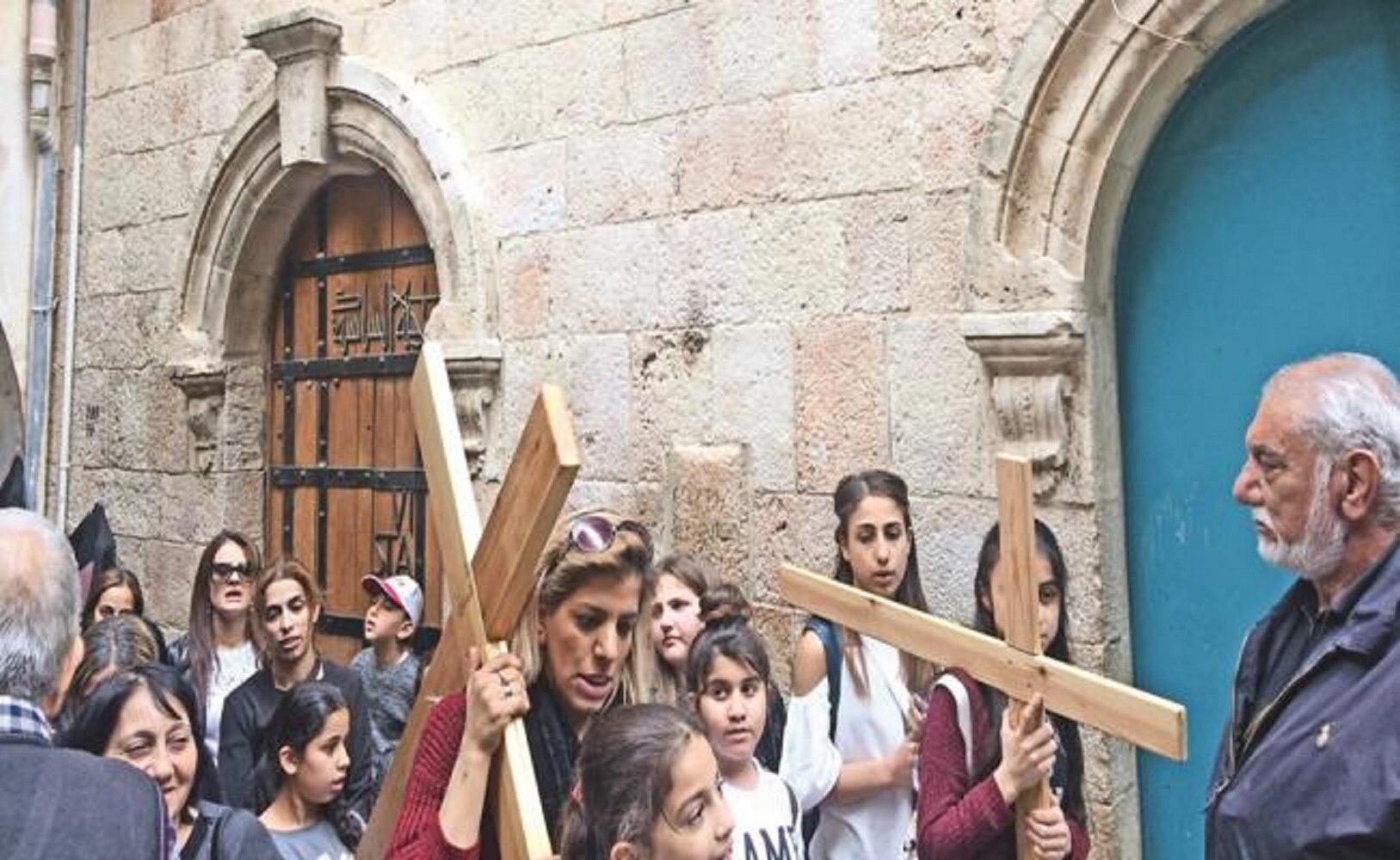 La mayoría de los fieles que arriban a Jerusalén en Semana Santa realizan el recorrido que hizo Jesús, como en esta fotografía, de una de las estaciones donde él cayó cuando hacía el Viacrucis.