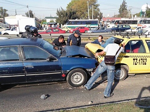 Carambola en 5 de Febrero deja 2 heridos