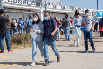Nervios los traicionan; adolescentes reciben primera dosis contra el Covid-19 en Querétaro