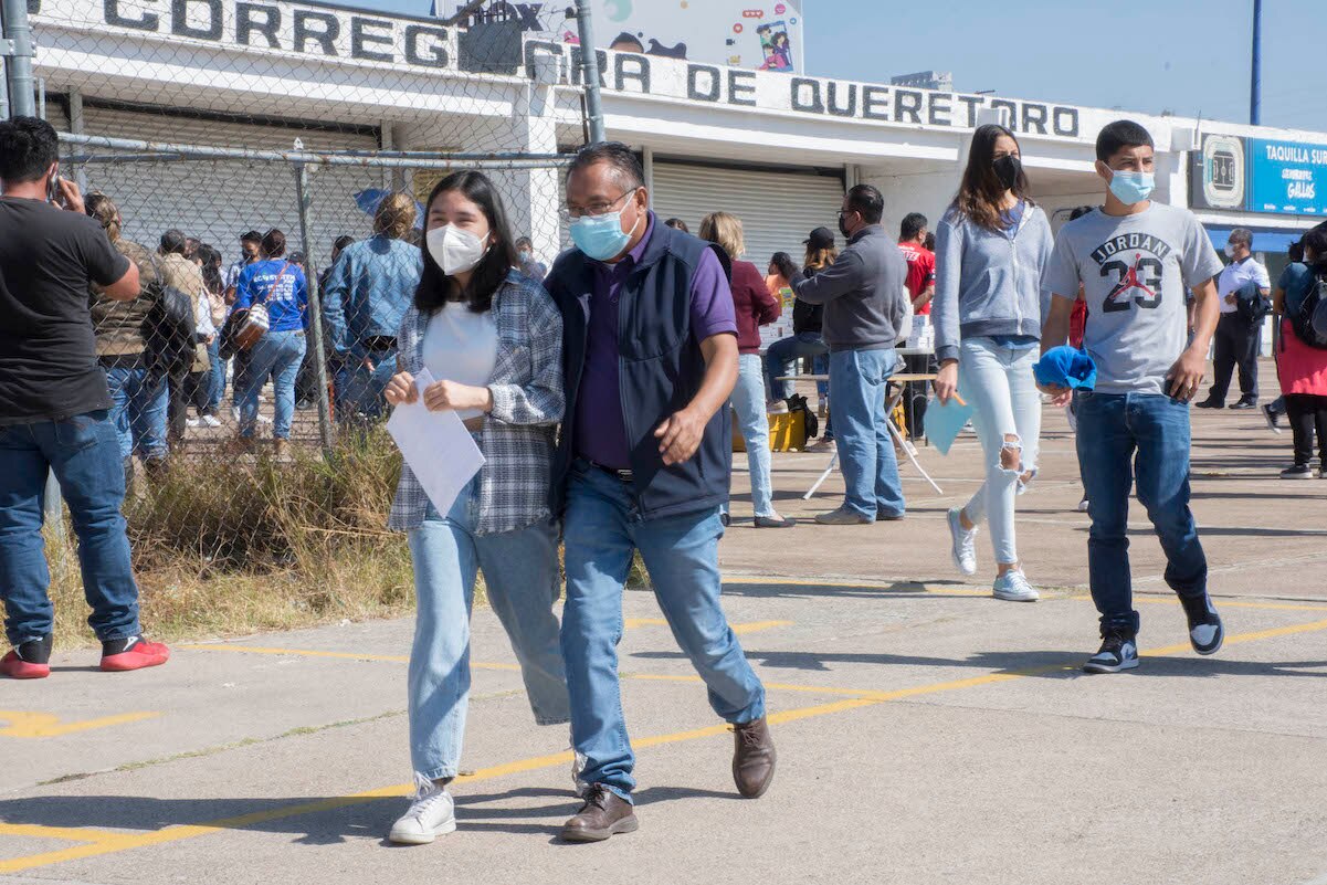 Nervios los traicionan; adolescentes reciben primera dosis contra el Covid-19 en Querétaro