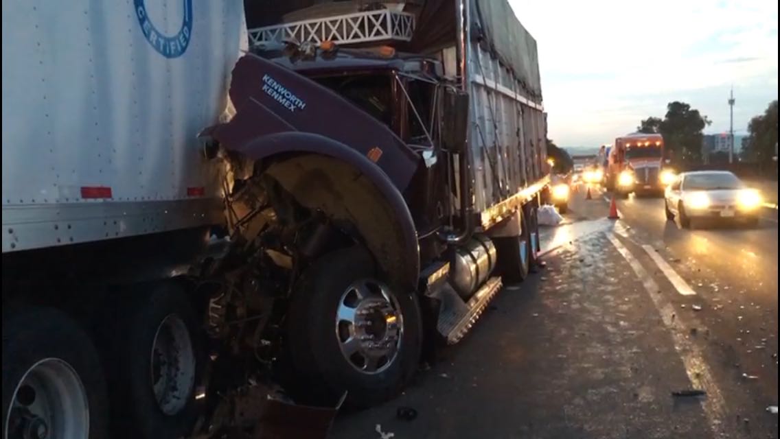 Chocan unidades de carga en la Celaya Cuota