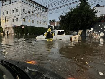 Varios vehículos quedan atrapados en el agua, tras jornada de lluvia