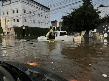 Varios vehículos quedan atrapados en el agua, tras jornada de lluvia