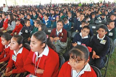 Dan 1 mdp en becas para alumnos