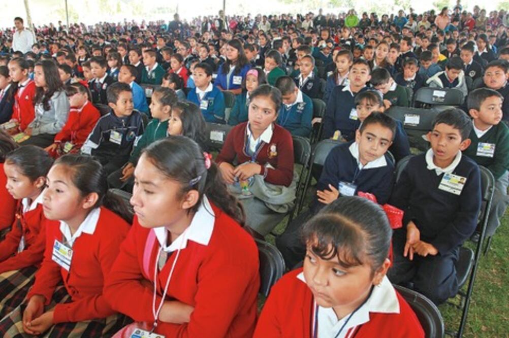 Dan 1 mdp en becas para alumnos