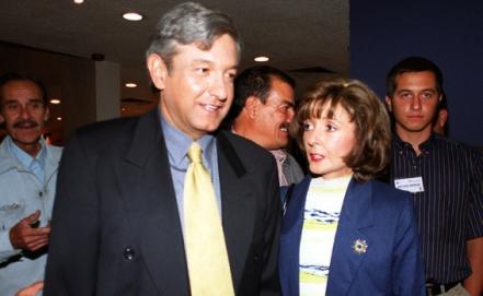 AMLO visita tumba de su primera esposa Rocío Beltrán Medina en Villahermosa