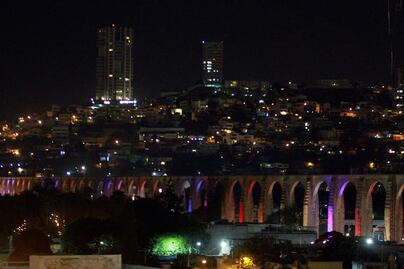 Iluminan Arcos para unirse al Día Contra la Homofobia