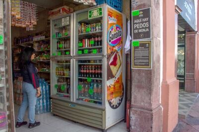 Sin luz y sin ventas: apagones afectan a tiendas de conveniencia y pequeños supermercados
