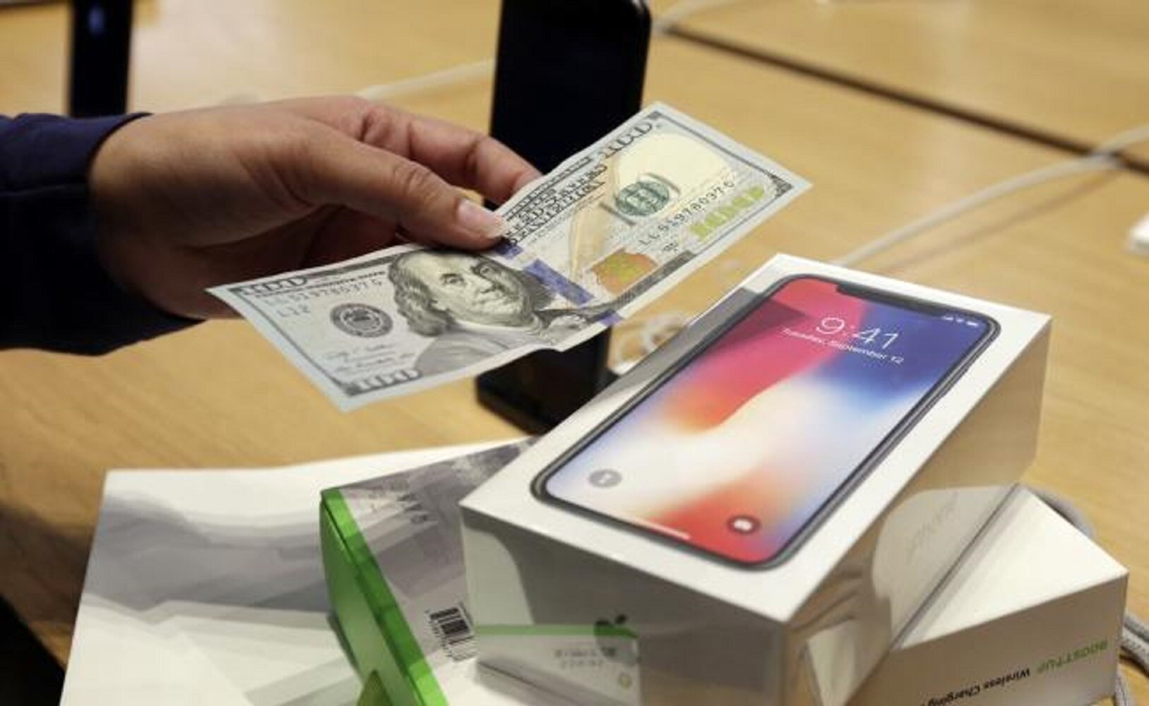 ¿Cuántos días tengo que trabajar para comprar un iPhone X en México? ¿y en Canadá y EU?