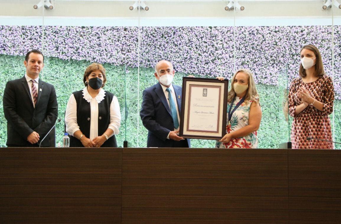 Entregan a Angela Quintana la medalla Fray Junípero 2022
