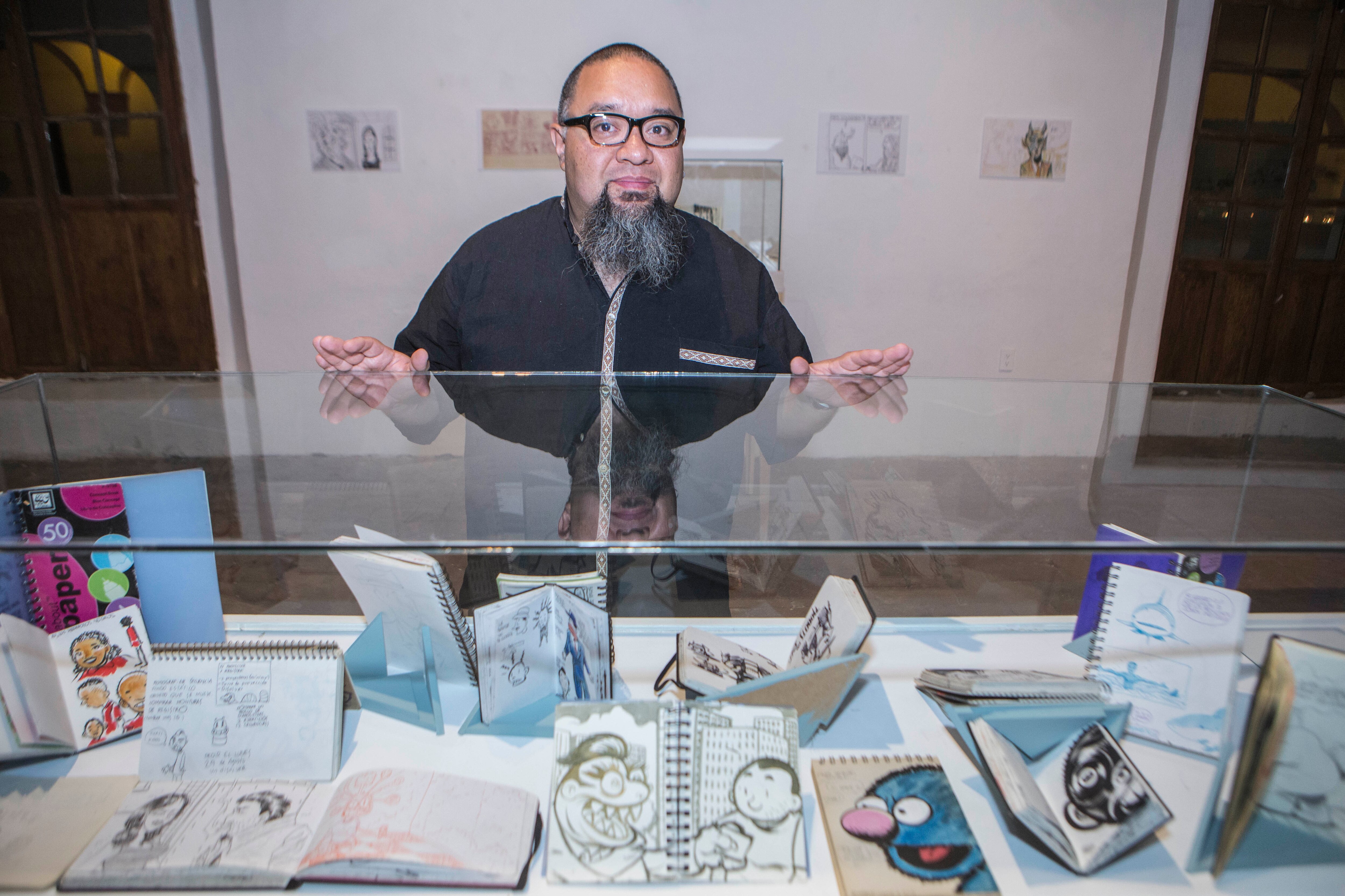 El también escritor reveló que su madre fue quien le regaló su primer cuadernillo en el cual comenzó a dibujar sus personajes favoritos, desde dinosaurios hasta luchadores (FOTOS: DEMIÁN CHÁVEZ. EL UNIVERSAL)