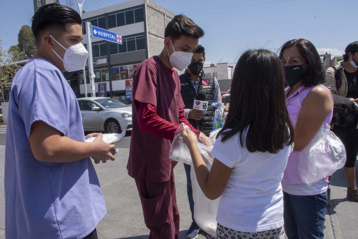 Llevan de comer a familiares de víctimas de la violencia en el estadio Corregidora