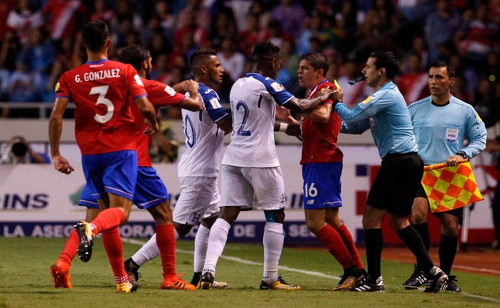 El juez central contuvo los ánimos de los catrachos, tras perder. (MOISÉS CASTILLO. AP)