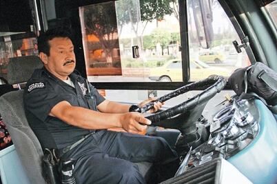 Policías apoyan al conducir autobuses 
