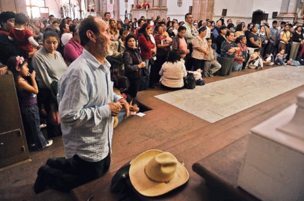 Ora obispo por la paz y la reconciliación