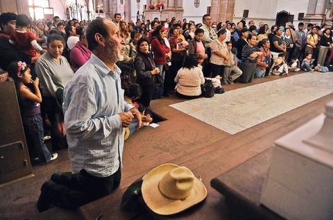 Ora obispo por la paz  y la reconciliación