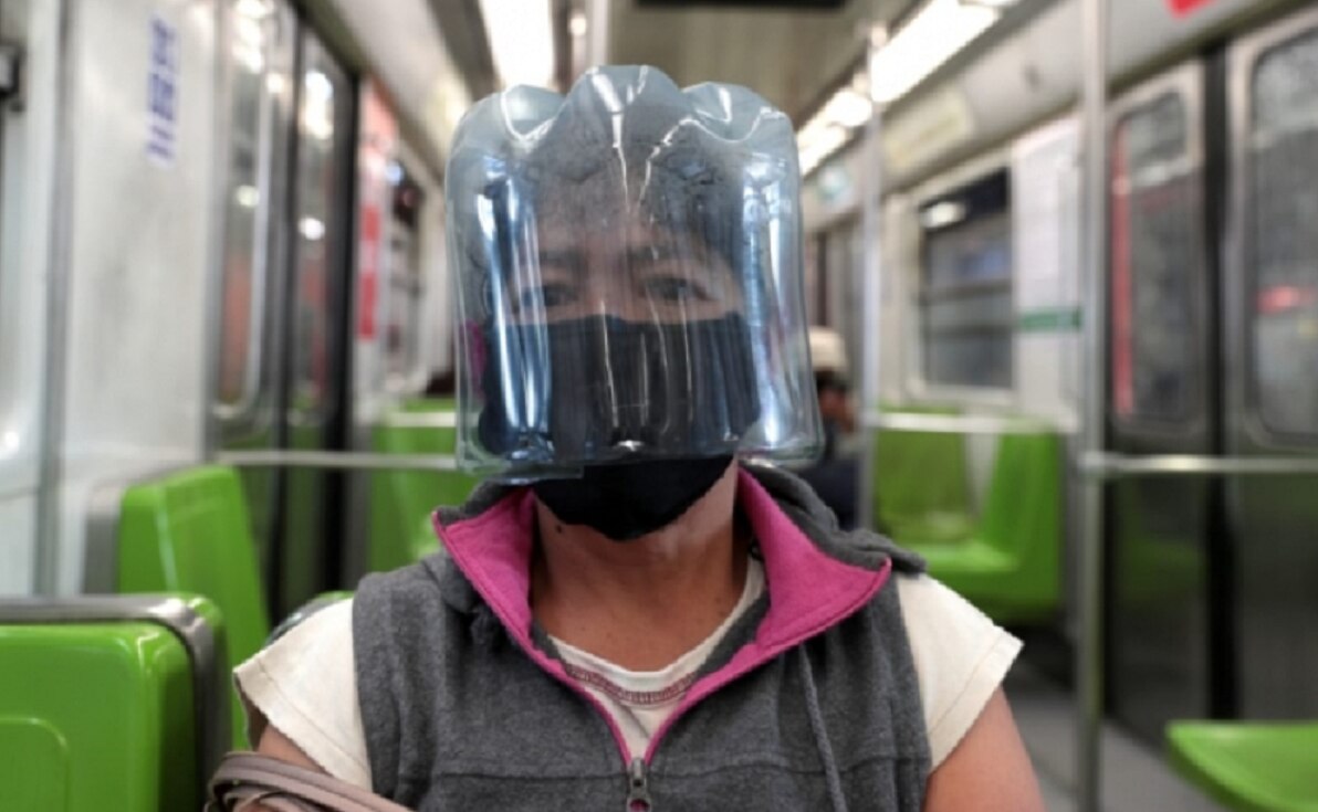 Para protegerse, sube al transporte público con un garrafón en la cabeza