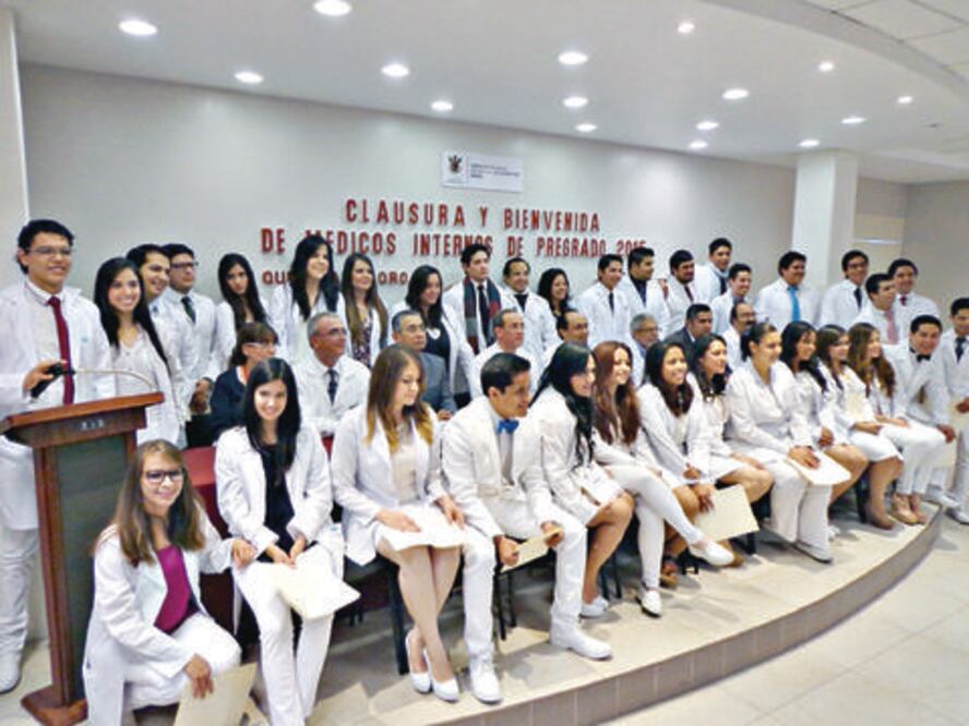 Realizan graduación de médicos internos
