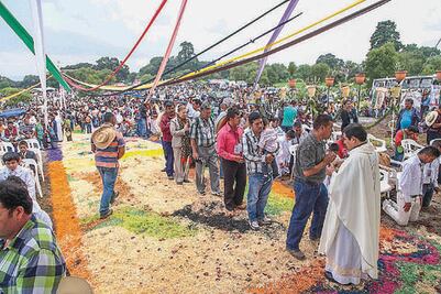 Con música y cohetes festejan cumpleaños del obispo