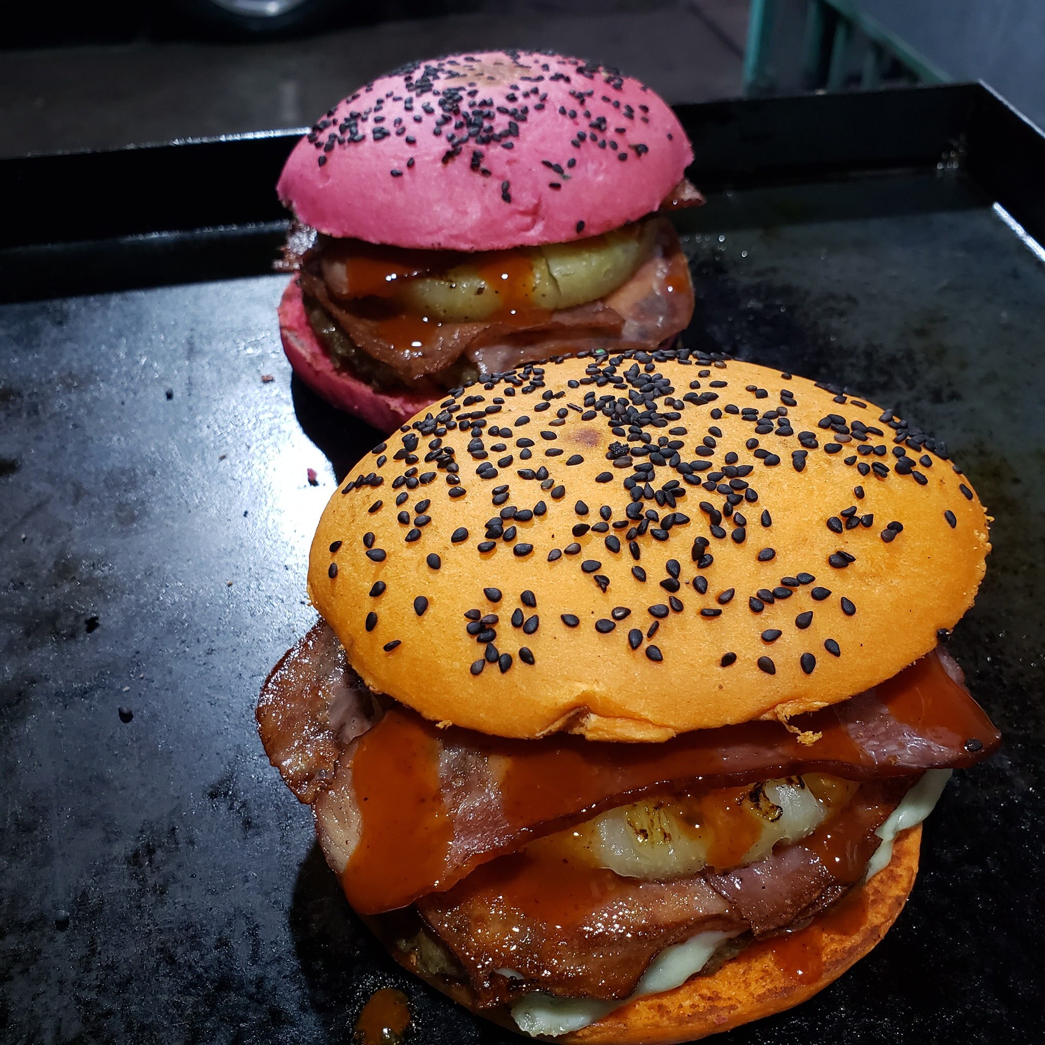 Video. Lanzan las hamburguesas arcoíris en el mes del orgullo gay