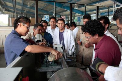 Buscan vincular a estudiantes con sector laboral