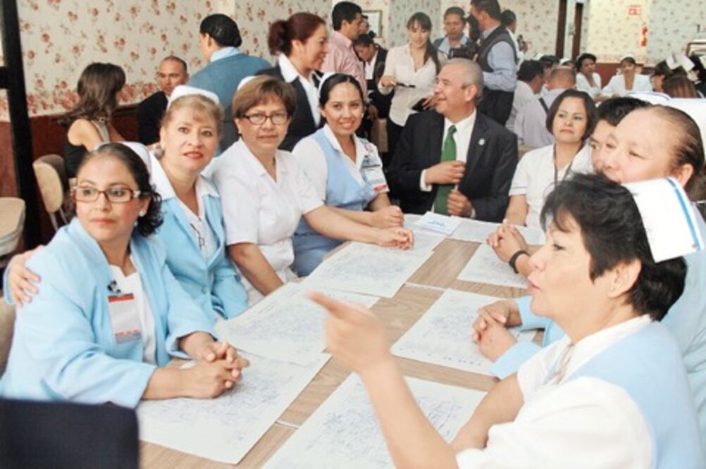 Reconocen trayectoria de enfermeras