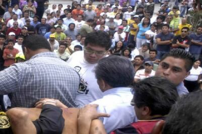 Vecinos tratan de linchar a delincuentes