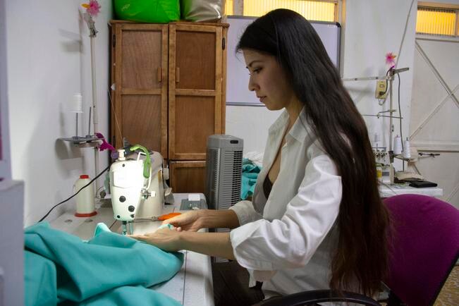 Universitarios fabrican batas para proteger del Covid-19 